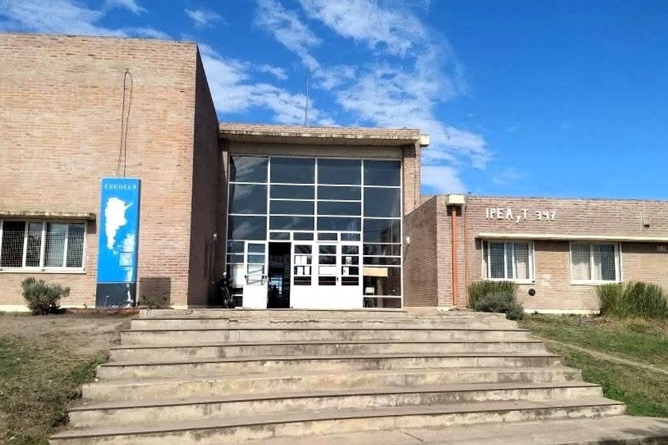 La escuela secundaria de Embalse que decidió no aceptar el uso de mochilas. 