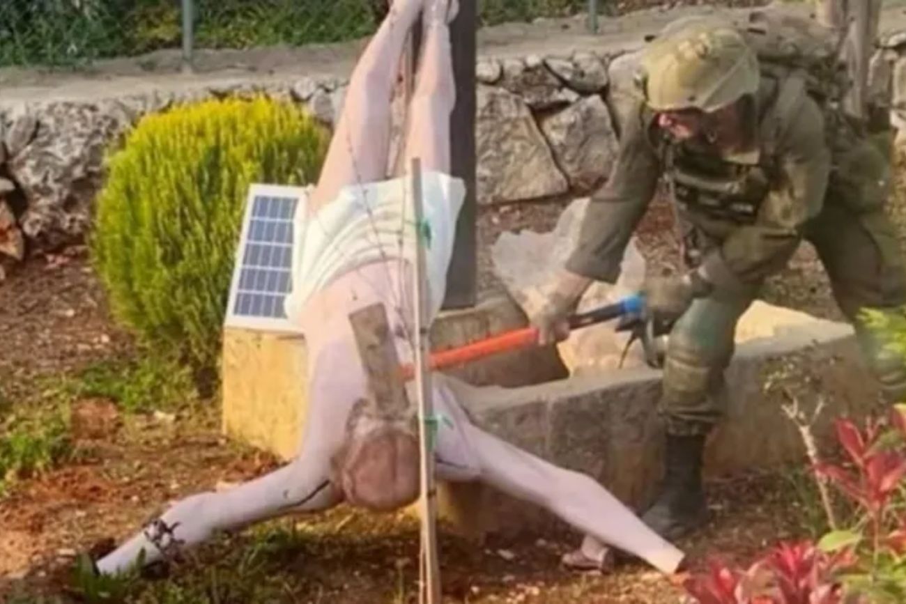 Israel sancionó a dos soldados por vandalizar una estatua de Jesús en el sur del Líbano. (Gentileza BBC)