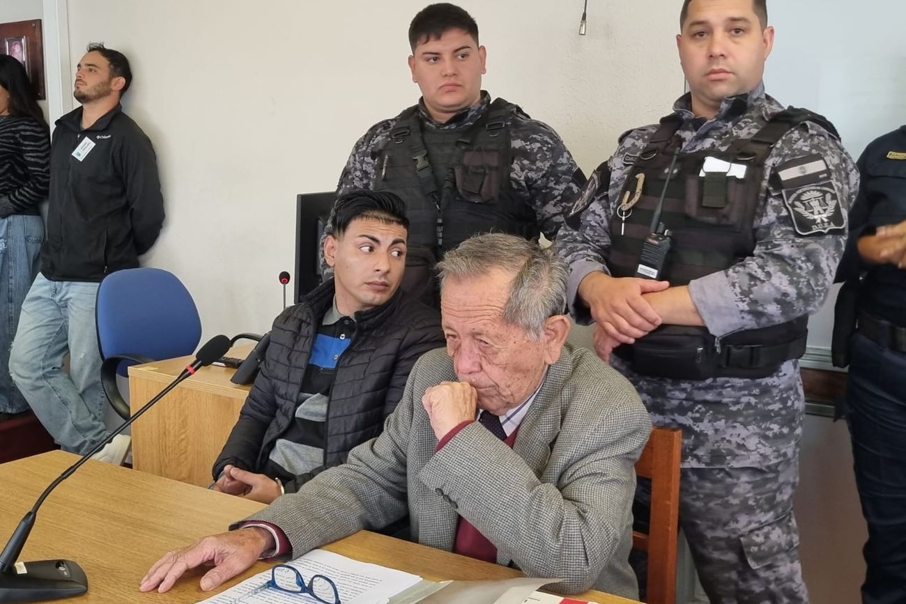 Juicio por femicidio en Traslasierra. El condenado, junto a su abogado, en el día de la sentencia. 