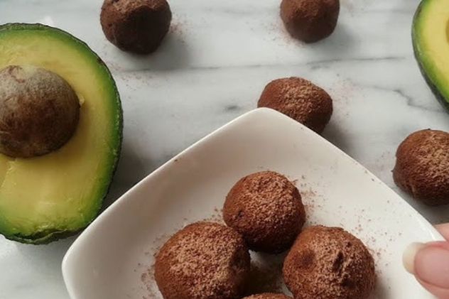 La cremosidad de la palta permite preparar trufas de chocolate con una textura suave y sumar una opción simple, económica y distinta para la merienda.
