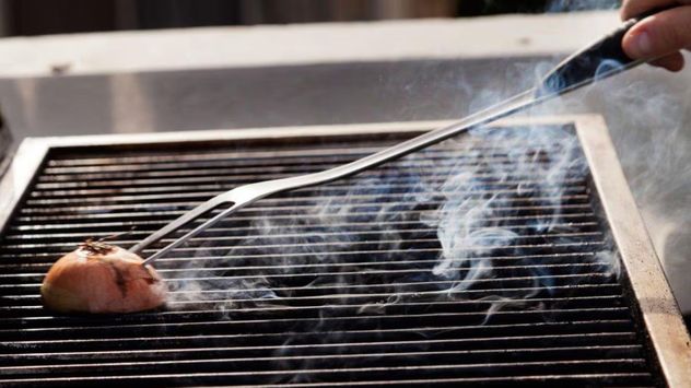 Parrilla sucia: el truco casero con cebolla para dejarla como nueva.
