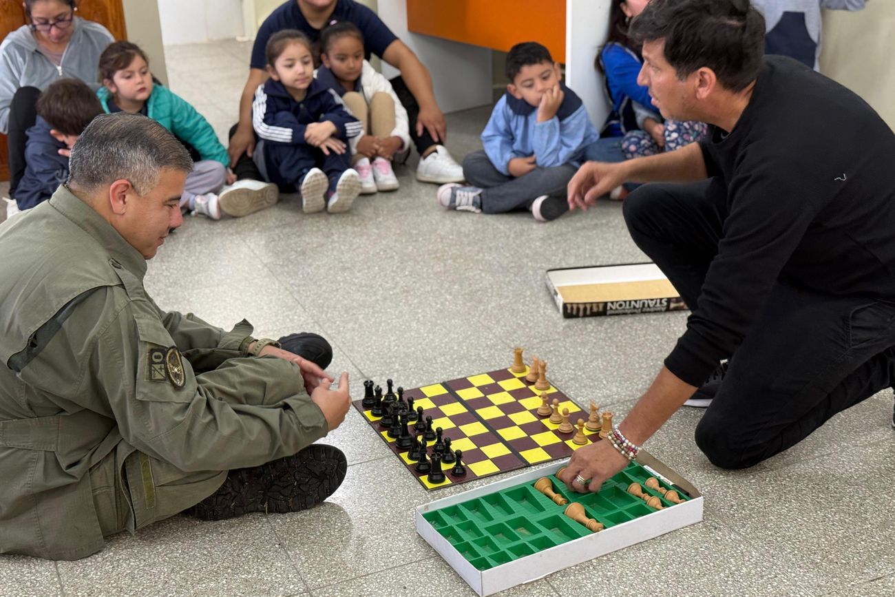 Jesús María. Sebastián Badía, instructir de ajedrez, en las clases en los jardines de infantes de la ciudad. 