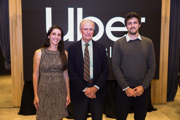 Eli Frías, gerente general de Uber para Argentina, Uruguay y Paraguay; Manuel Tagle, presidente de la Bolsa de Comercio de Córdoba, y Juan Martín Cappellini Head de Uber Eats, en el marco del lanzamiento de Uber Eats en esta ciudad. (Gentileza Uber)
