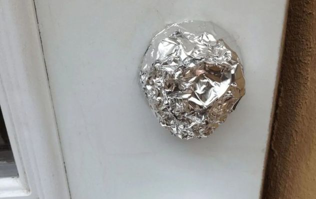 Por qué recomiendan tapar la cerradura con papel aluminio y para qué sirve este truco casero.