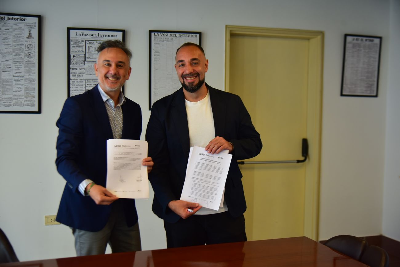 Firmaron el acuerdo Sebastián Parra, presidente de la Cámara de Comercio de Córdoba (izq), y Sebastián Lazcano, gerente Comercial y de Marketing de La Voz (der).
