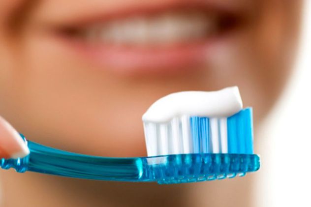 Dedicar el tiempo correcto al cepillado, usar una técnica adecuada y elegir un cepillo de cerdas suaves son claves para cuidar la salud bucal y prevenir caries y problemas en las encías.