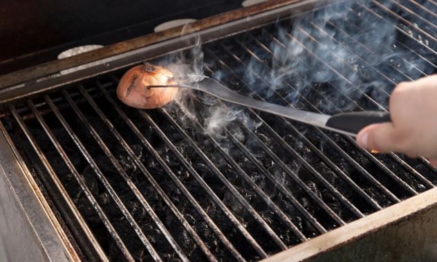 Parrilla sucia: el truco casero con cebolla para dejarla como nueva.
