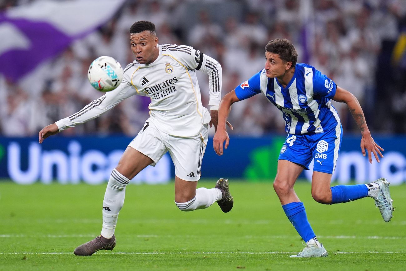 Mbappé, delantero de Real Madrid ante el exTalleres Nahuel Tenaglia, de Alavés. 