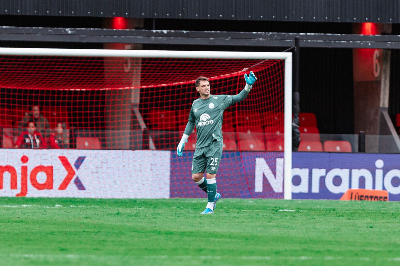 Thiago Cardozo, arquero de Belgrano, en el empate 0-0 con Barracas en Buenos Aires. 