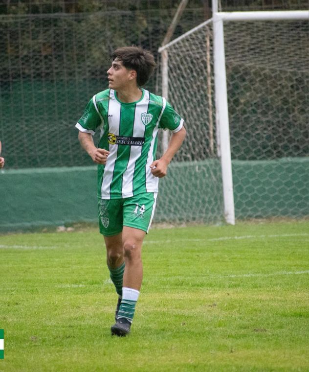 Santiago Martínez, 16 años. Actualmente, juega en Colón de Colonia Caroya.