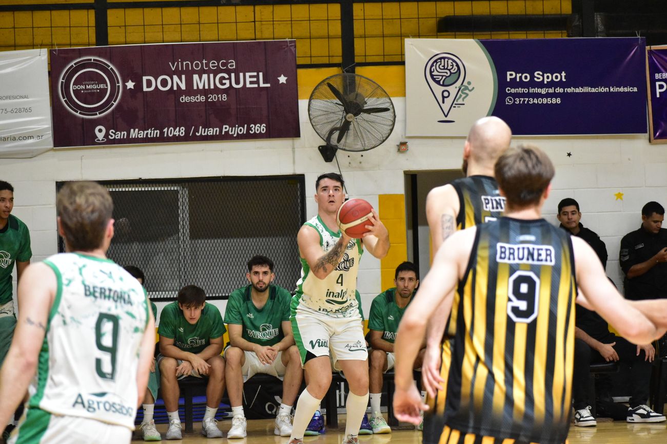  El interno Benjamín Herrera, con 16 puntos, fue el goleador de Barrio Parque en la derrota del lunes ante Comunicaciones en Mercedes. (Prensa Comunicaciones)