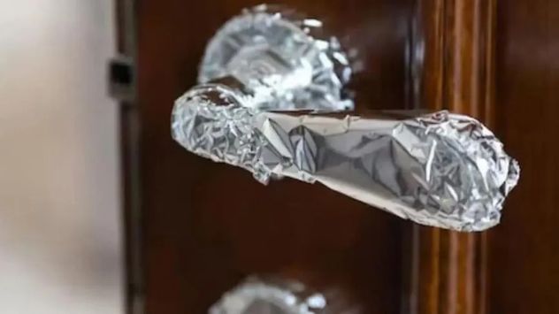 Por qué recomiendan tapar la cerradura con papel aluminio y para qué sirve este truco casero.