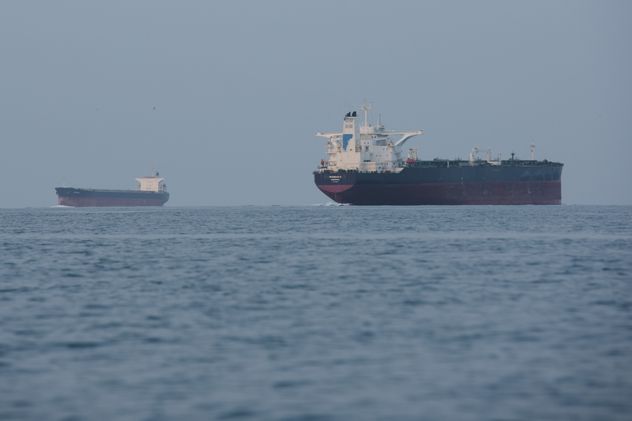 Petroleros anclados en el Estrecho de Hormuz frente a la costa de la isla Qeshm, Irán, el 18 de abril de 2026. (Asghar Besharati)