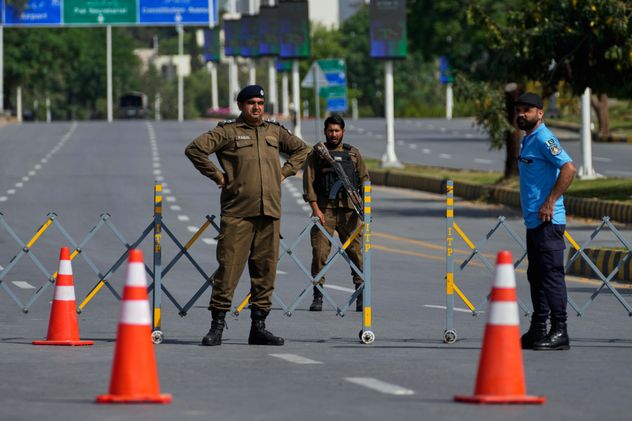 Soldado paramilitar patrulla antes de la segunda ronda de negociaciones entre EE.UU. e Irán, en Islamabad, Pakistán. Finalmente la reunión fue postergada. (Anjum Naveed)
