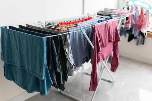 Tender ropa dentro de casa en otoño puede parecer práctico, pero especialistas advierten que puede generar problemas respiratorios y dañar los ambientes.