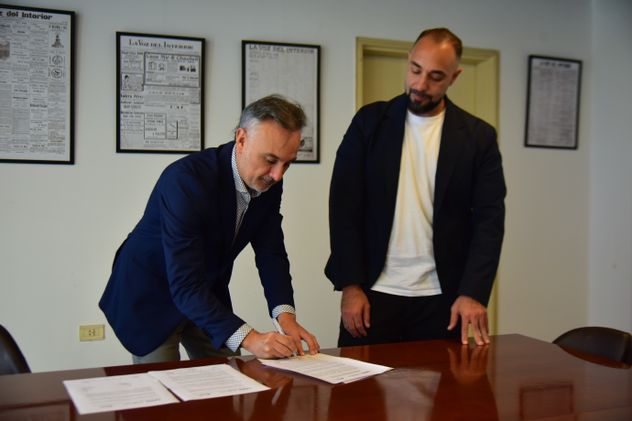 Firmaron el acuerdo Sebastián Parra, presidente de la Cámara de Comercio de Córdoba (izq), y Sebastián Lazcano, gerente Comercial y de Marketing de La Voz (der).