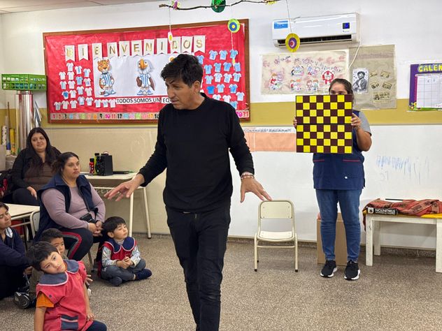 Jesús María. Sebastián Badía, instructir de ajedrez, en las clases en los jardines de infantes de la ciudad.