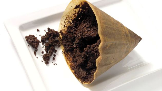 Cómo usar café usado para limpiar la cocina sin químicos.