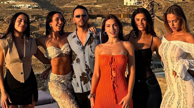 Escándalo de fiestas VIP en Italia: Emanuele Buttini y Deborah Ronchi, dos de los dueños de la agencia apuntada junto a un grupo de mujeres.