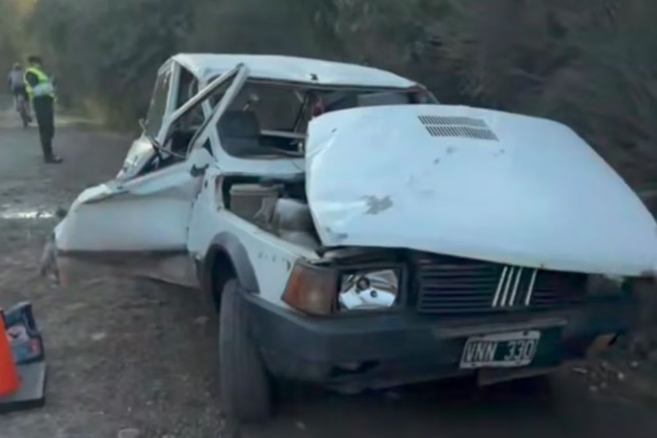 San Martín de los Andes: circulaba a alta velocidad, volcó y destruyó un auto que había comprado hace días
