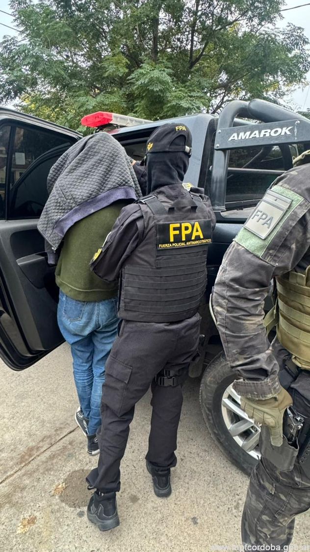 La Fuerza Policial Antinarcotráfico realizaron tres allanamientos, secuestraron estupefacientes y detuvieron a una narcomenudista en la ciudad de Villa Carlos Paz.