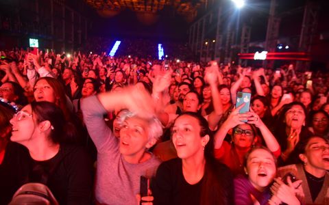Abel Pintos en su show festejando los 30 años con la música en la Plaza de la Música. 
