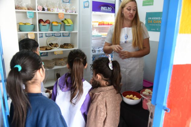 Lanzamiento del modelo de "Superzonas escolares", cantina saludable de la escuela Arturo Zanichelli.