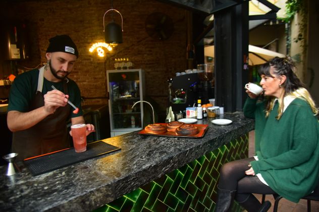 Cafetería y Bar de vinos Matrimonio en la galería Doménica en barrio General Paz atendido por Violeta y Guille. 