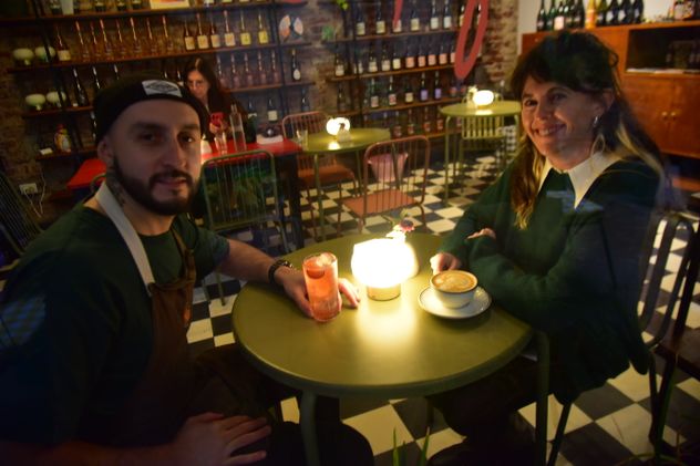 Cafetería y Bar de vinos Matrimonio en la galería Doménica en barrio General Paz atendido por Violeta y Guille. Café de especialidad