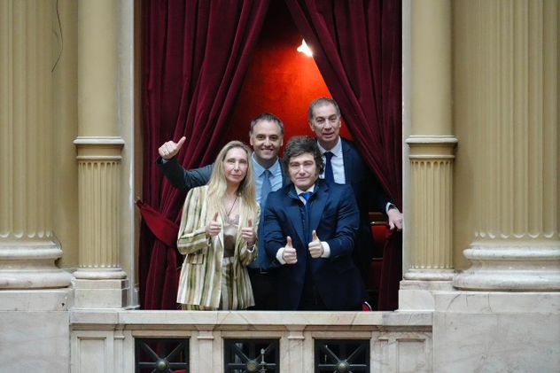 Javier Milei, Karina Milei, Manuel Adorni y Diego Santilli en la Cámara de Diputados