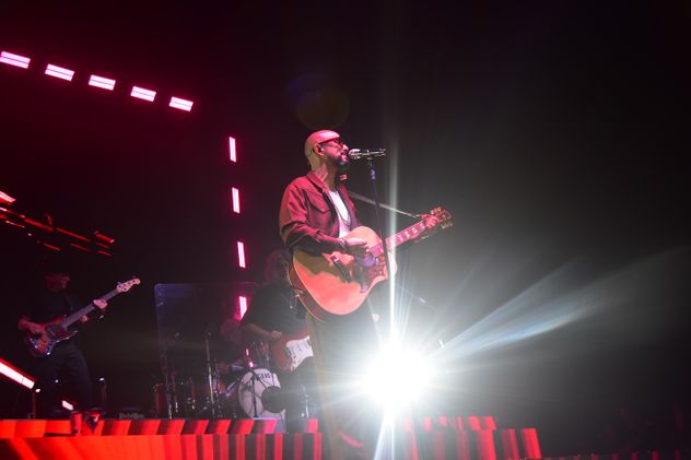 Abel Pintos en su show festejando los 30 años con la música en la Plaza de la Música.