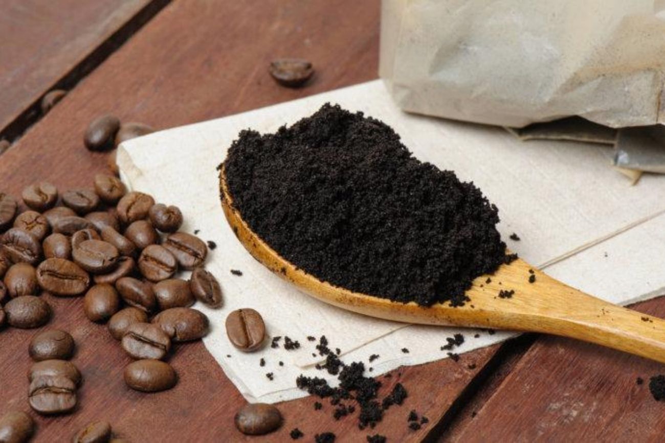 Cómo usar café usado para limpiar la cocina sin químicos.