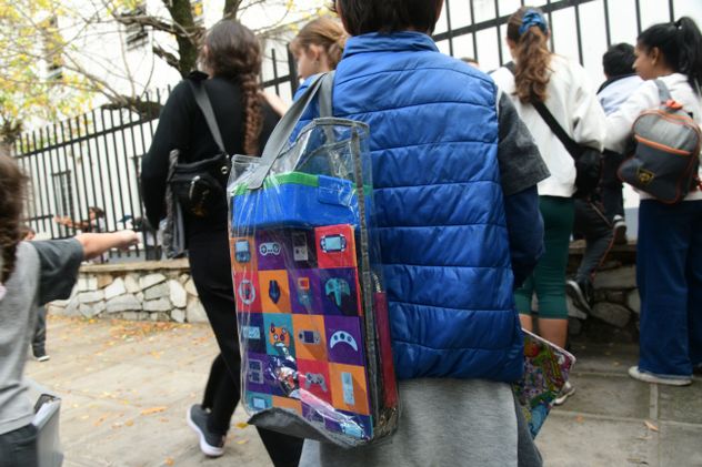 Nueva disposición en escuelas por prohibición de mochilas. Los alumnos tienen que ir con bolsas transparentes.