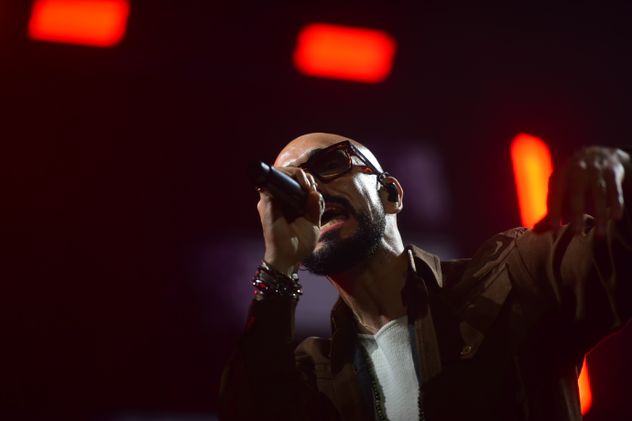Abel Pintos en su show festejando los 30 años con la música en la Plaza de la Música.