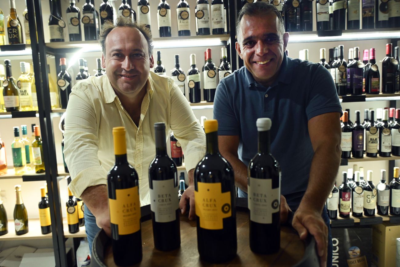 Bodega Alfa Crux presenta su línea con cosechas históricas de hace más de 20 años en una edición especial con su enólogo Germán Páez y el gerente comercial Horacio Marchena. 