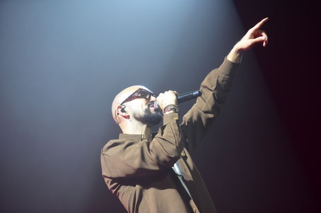 Abel Pintos en su show festejando los 30 años con la música en la Plaza de la Música.
