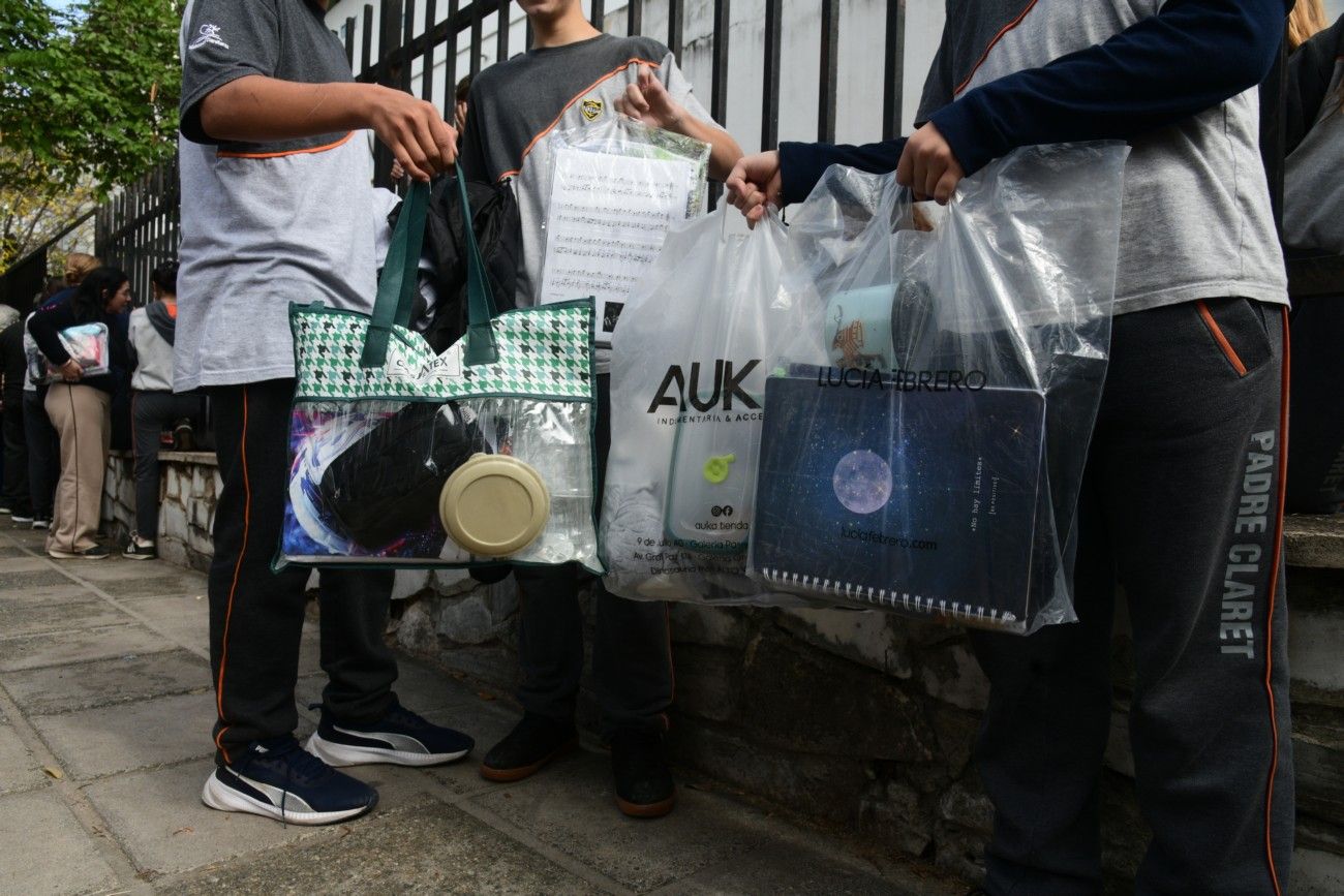 Más escuelas prohíben el ingreso con mochilas: piden asistir con bolsas transparentes