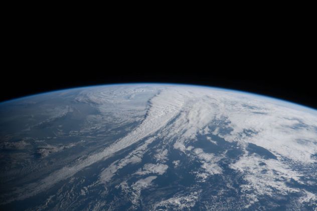 La Tierra desde la cápsula Orión de la misión Artemis II.