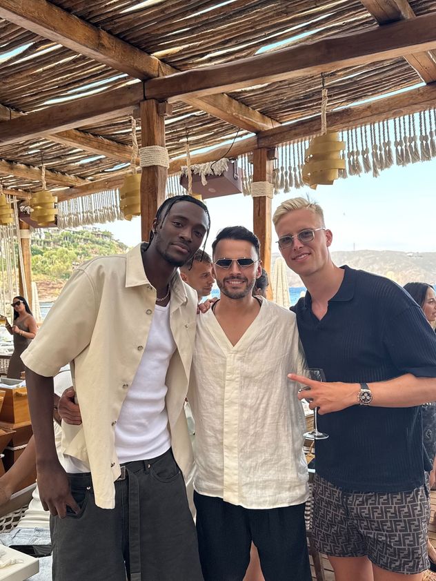 Escándalo de fiestas VIP en Italia: el jugador del Aston Villa Tammy Abraham y Hordur Magnusson, del Levadiakos.