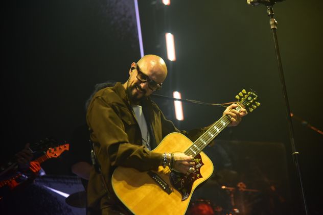 Abel Pintos en su show festejando los 30 años con la música en la Plaza de la Música.