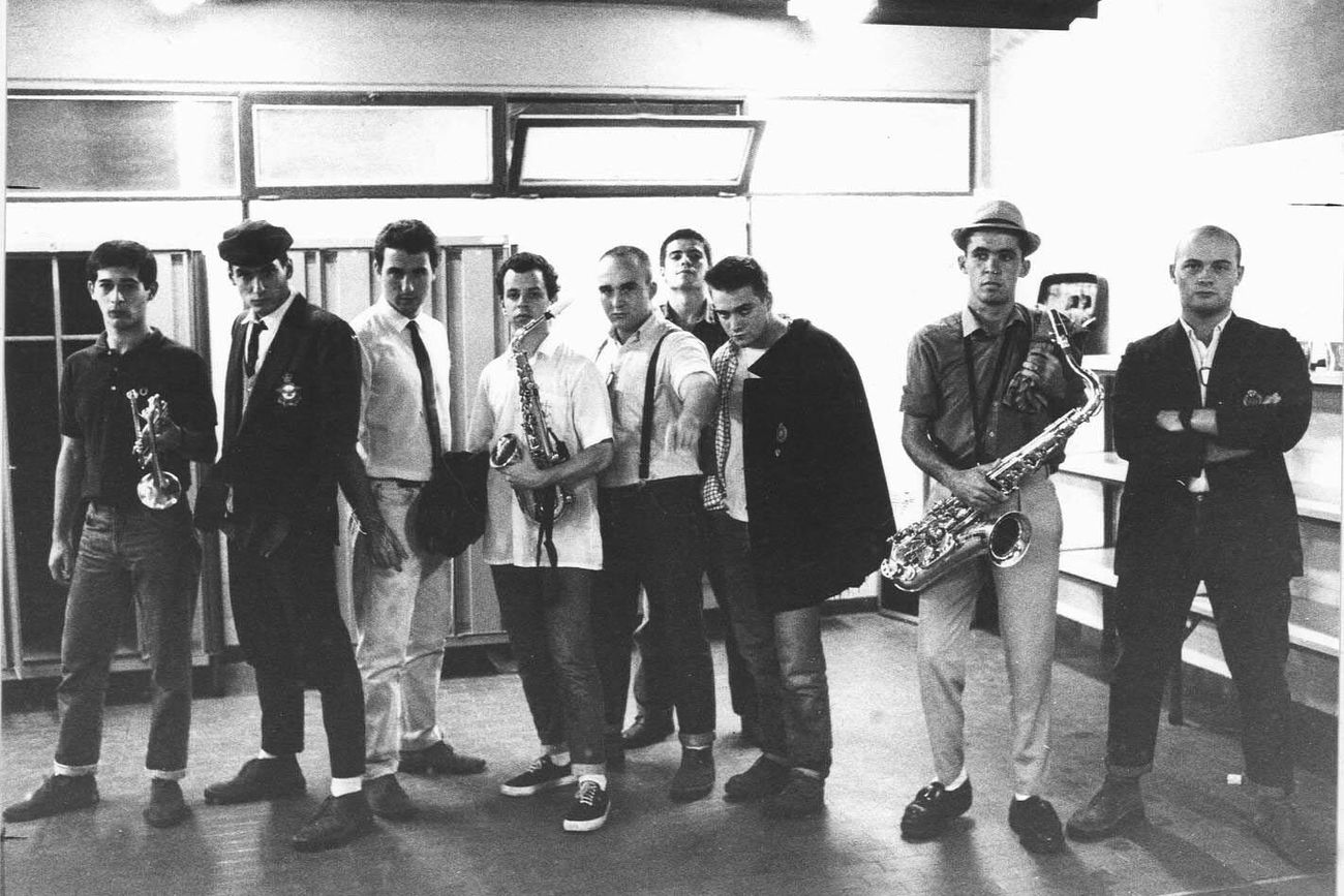 Los Fabulosos Cadillacs en camarines, antes de afrontar su show en el Chateau Rock 1988. (La Voz/ Archivo)