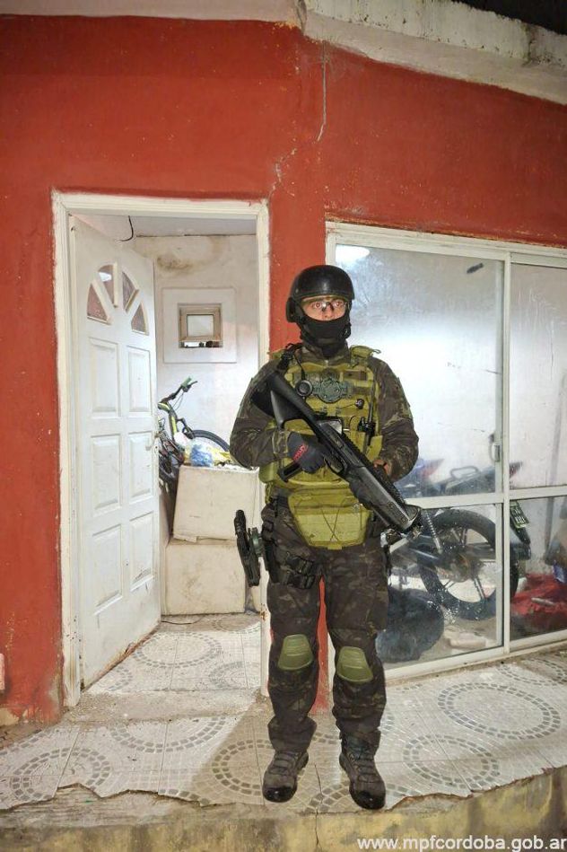 La Fuerza Policial Antinarcotráfico realizaron tres allanamientos, secuestraron estupefacientes y detuvieron a una narcomenudista en la ciudad de Villa Carlos Paz.