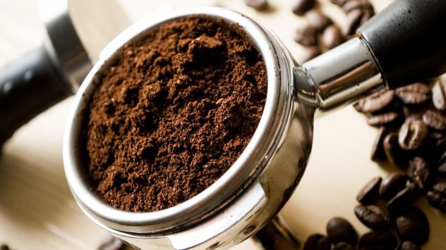 Cómo usar café usado para limpiar la cocina sin químicos.