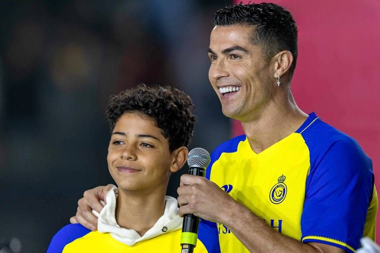 Cristiano Ronaldo junto a su hijo.