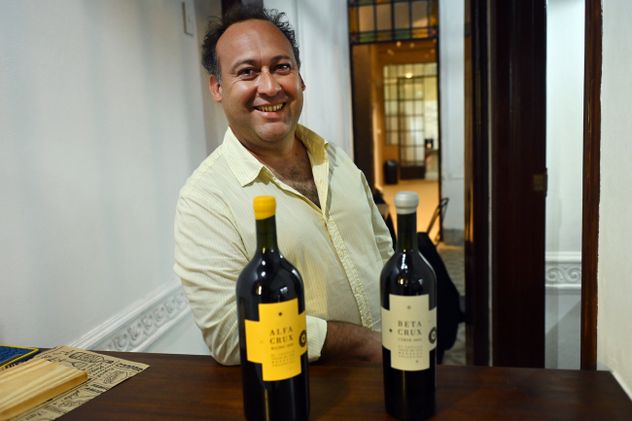 Bodega Alfa Crux presenta su línea con cosechas históricas de hace más de 20 años en una edición especial con su enólogo Germán Páez y el gerente comercial Horacio Marchena. 