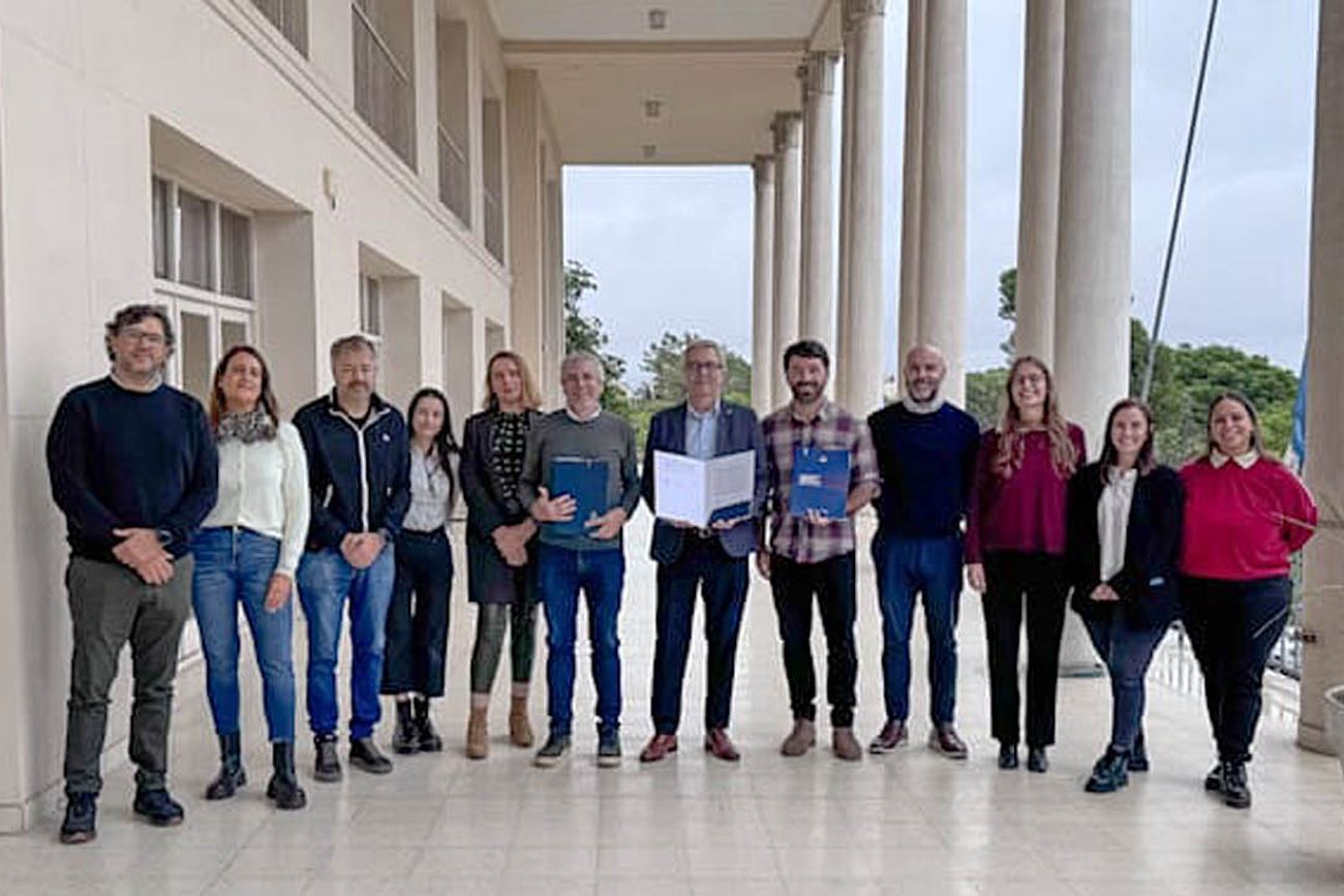 Autoridades de la Universidad Nacional de Córdoba (UNC) y la Fundación Banco de Alimentos Córdoba sellan el convenio marco de colaboración mutua .

