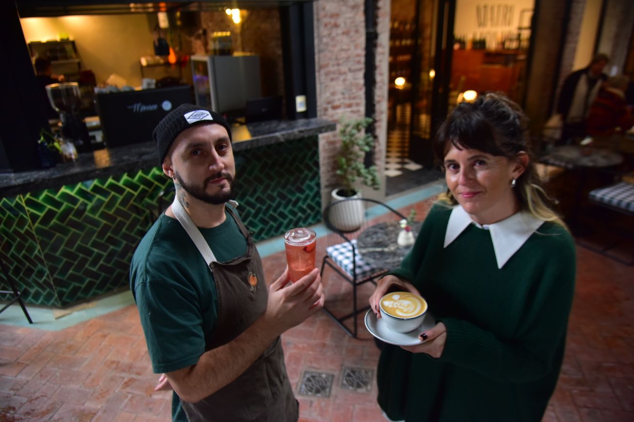Cafetería y Bar de vinos Matrimonio en la galería Doménica en barrio General Paz atendido por Violeta y Guille. 
