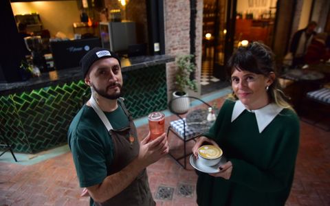 Cafetería y Bar de vinos Matrimonio en la galería Doménica en barrio General Paz atendido por Violeta y Guille. 