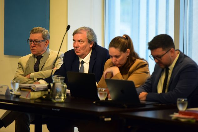 Acusado. El fiscal Javier Di Santo (izquierda), junto a sus defensores. (La Voz / Archivo)
