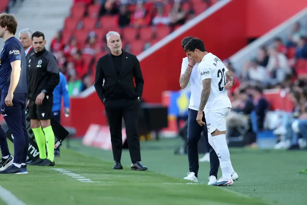 Renzo Saravia sumó sus primeros minutos en el Valencia.